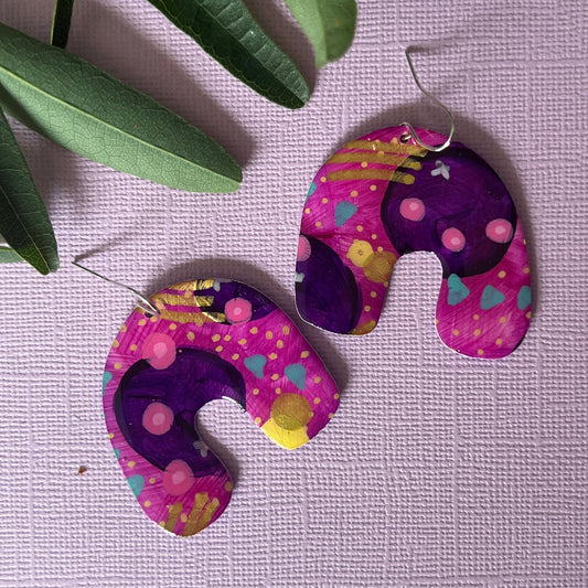 Pair of colourful earrings in purple, in arch shape
